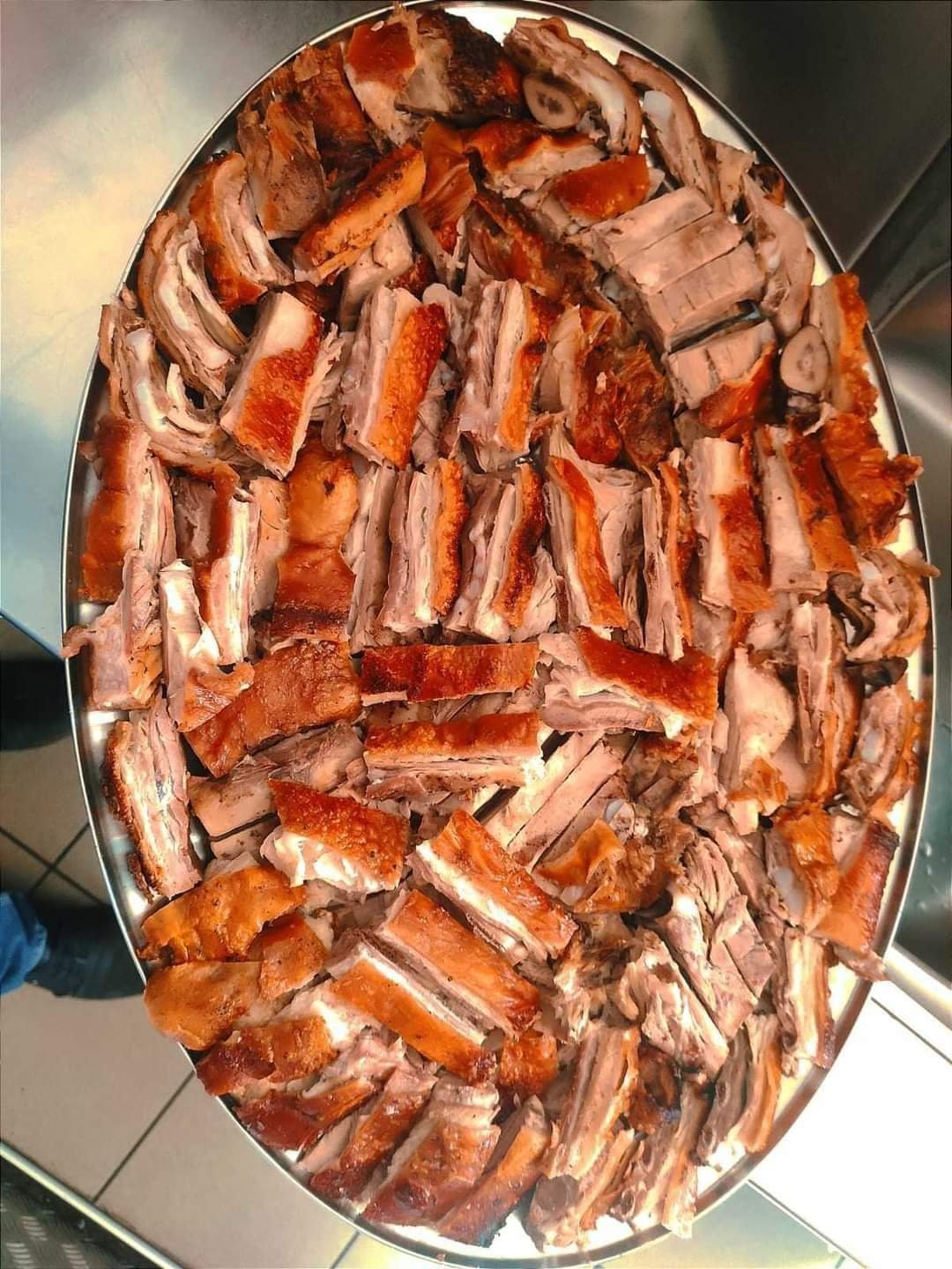 Slika pečenog odojka iz domaćeg uzgoja