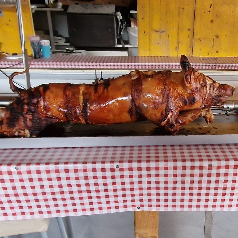 Slika pečenog odojka s ražnja