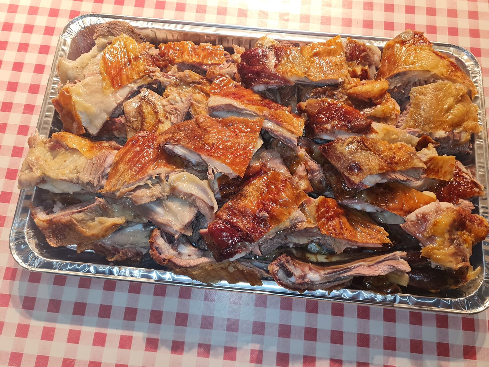 SLika domaćeg pečenog odojka